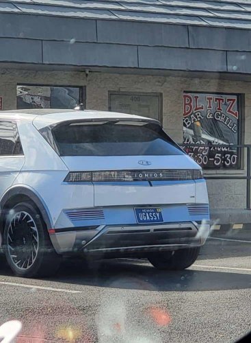 45 Hilarious Personalized License Plates People Found Out In The Wild