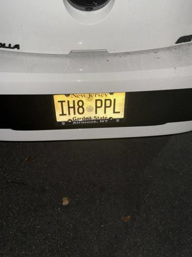 45 Hilarious Personalized License Plates People Found Out In The Wild
