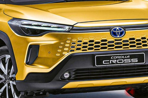 トヨタ新型「カローラ“クロス”」まもなく登場!? “レクサス顔”に顔面刷新!? スポーティな「GR SPORT」追加？ 4年ぶり大刷新な「コンパクトSUV」が販売店でも話題に