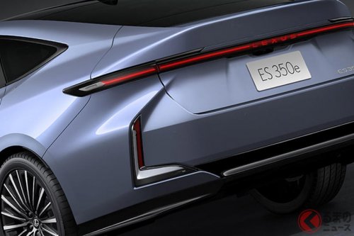 レクサス新型「FF最大・最上級セダン」世界初公開！ パワトレで異なる「斬新ツルツル顔」＆“LEXUSロゴ”光る「一文字ライト」！ 全面刷新された「ES」上海で発表！ 外装デザインの進化とは？