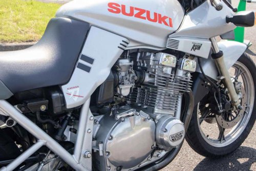 400カタナからステップアップ！ 26歳のオーナーは『GSX1100S KATANA』でカタナミーティング初参戦！【SUZUKI HEROES！／スズキ乗り突撃インタビューFile／KATANA MEETING 2024編 ⑥】