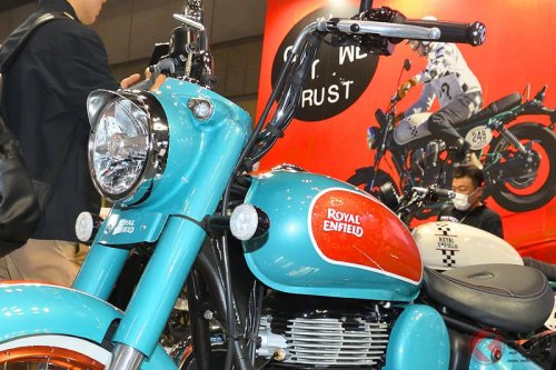 ロイヤルエンフィールド新型「ネオクラシックバイク」実車展示！ 斬新カラー＆ローシートがチルい！ ボバースタイルの「ゴアンクラシック350」登場！