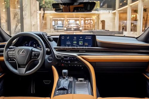 静かに走る「大人の高級車」がここまで変わるとは… 新型「レクサスES」、予想図から読み解く変貌