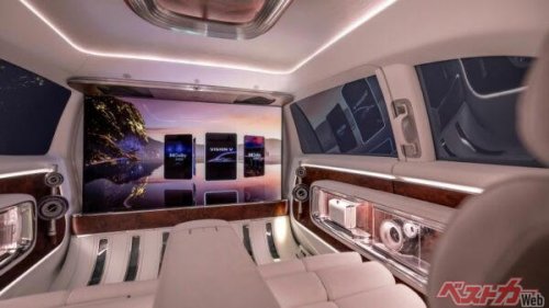 新型メルセデスベンツ VクラスはVIPテイストになる!? 巨大スクリーンも備わってるリアシートは高級ホテルのラウンジじゃん