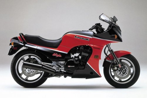 カワサキ「GPZ900R」の系譜｜時速250kmの世界を切り拓いた最強最速の初代ニンジャ【バイクの歴史】