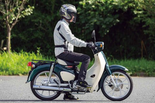 【レビュー】ホンダ「スーパーカブ110」インプレ（2025年）年齢も性別も関係なく楽しめる名車