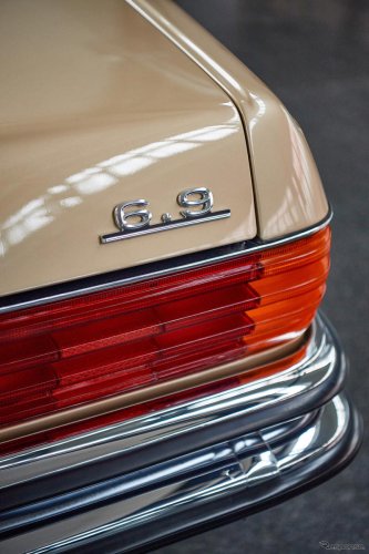 6.9リットルV8を搭載した「世界最速のサルーン」、メルセデスベンツ『450 SEL 6.9』が誕生50年