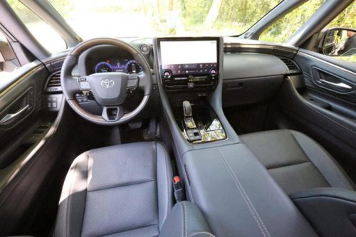 約1,600万円!? 左ハンドルのトヨタ新型「アルファードPHEV」の印象は？ プラグインビジネスの覇者、台湾仕様を現地で乗った【試乗記】