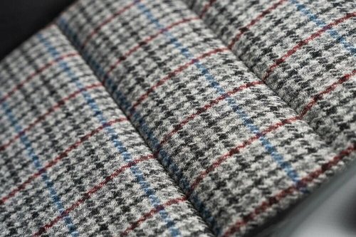 【ポルシェオーナーへ】流麗な外観にマッチする英国の伝統的なテキスタイルが見事すぎる！