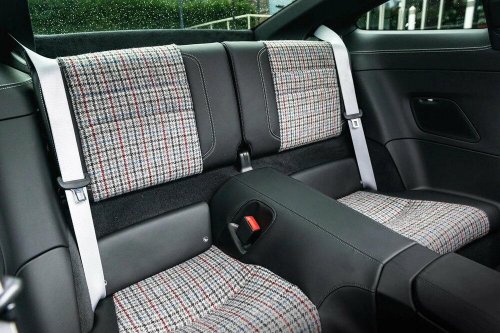 【ポルシェオーナーへ】流麗な外観にマッチする英国の伝統的なテキスタイルが見事すぎる！