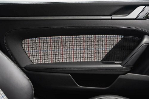 【ポルシェオーナーへ】流麗な外観にマッチする英国の伝統的なテキスタイルが見事すぎる！