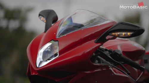 逆回転クランクで切れ味鋭く MVアグスタ F3 800 R【詳細チェック】