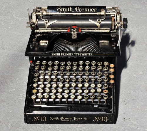 19 Antique Typewriters Collectors Truly Value