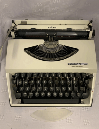 19 Antique Typewriters Collectors Truly Value