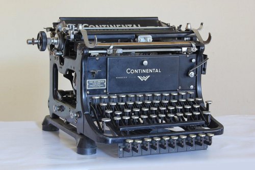 19 Antique Typewriters Collectors Truly Value