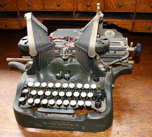 19 Antique Typewriters Collectors Truly Value