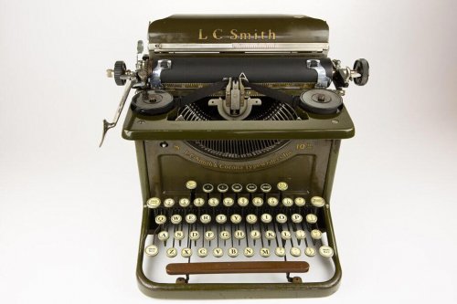 19 Antique Typewriters Collectors Truly Value