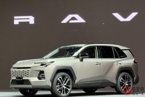 トヨタ「新型RAV4」世界初公開！ 7年ぶりの全面刷新で｢GRスポーツ｣＆タフな“本格オフロード仕様”など｢3タイプ｣登場！ メーカー初の「ソフトウェア」採用し2025年度内発売へ！