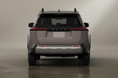 トヨタが新型「RAV4」を世界初公開 デザインとハイブリッドシステムを刷新