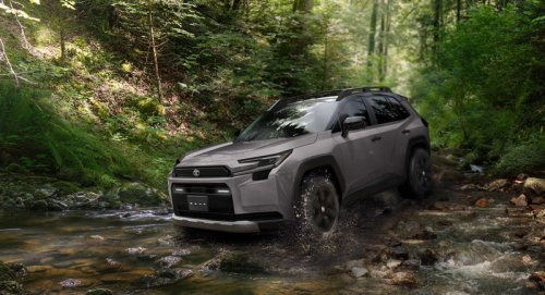 トヨタが新型「RAV4」を世界初公開 デザインとハイブリッドシステムを刷新