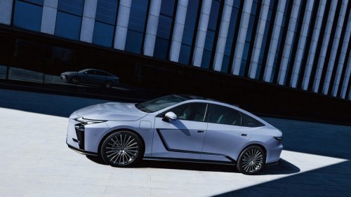 ついにBEVモデル登場！新型レクサスESのSNSでの評価は賛否両論？