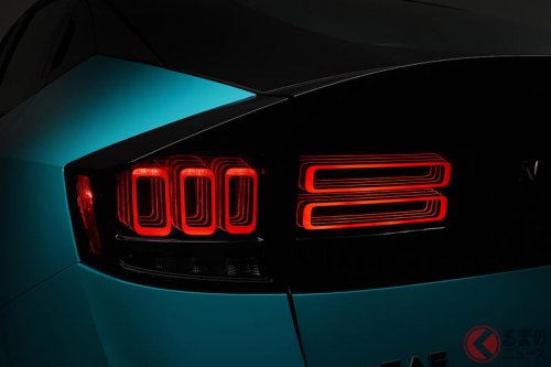 日産が新型「リーフ」を世界初公開！ 8年ぶり全面刷新！ 3代目は「“流麗”クーペSUV」フォルムに 25年秋よりグローバルで発売へ