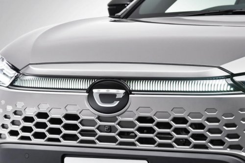 トヨタがついに「矢印を地面に投影するウインカー」を市販化！初採用はカローラクロス