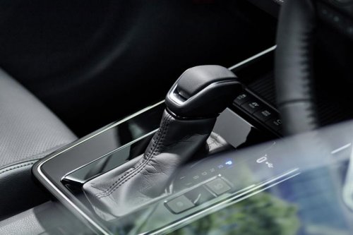 トヨタがついに「矢印を地面に投影するウインカー」を市販化！初採用はカローラクロス