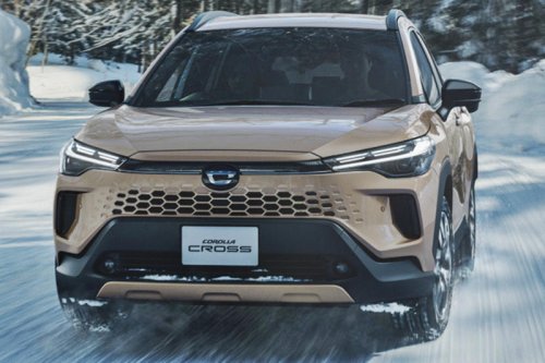 トヨタがついに「矢印を地面に投影するウインカー」を市販化！初採用はカローラクロス