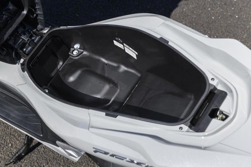 【レビュー】ホンダ新型「PCX160」インプレ（2025年）プラス32ccの余裕が生み出すゆとりある走り！