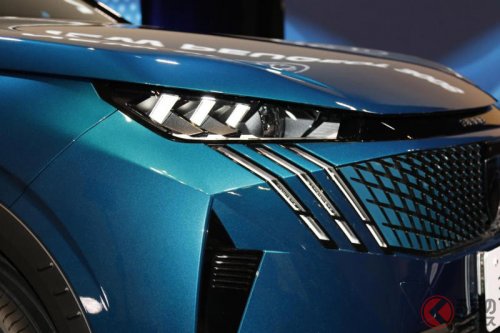 新型「“5人乗り”フラッグシップSUV」発表！ 8年ぶりの“全面刷新”で「斬新デザイン」＆“リッター約20キロ”走る新パワトレ採用！ メーカー初「画期的システム」も搭載のプジョー「3008」発売！