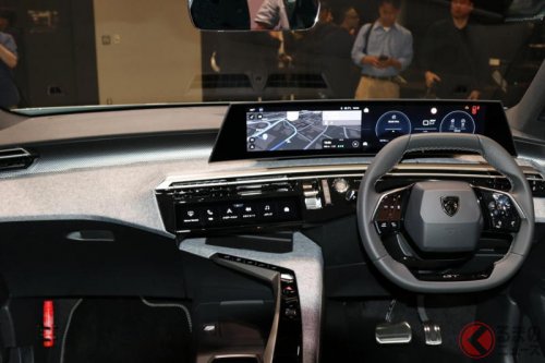 新型「“5人乗り”フラッグシップSUV」発表！ 8年ぶりの“全面刷新”で「斬新デザイン」＆“リッター約20キロ”走る新パワトレ採用！ メーカー初「画期的システム」も搭載のプジョー「3008」発売！