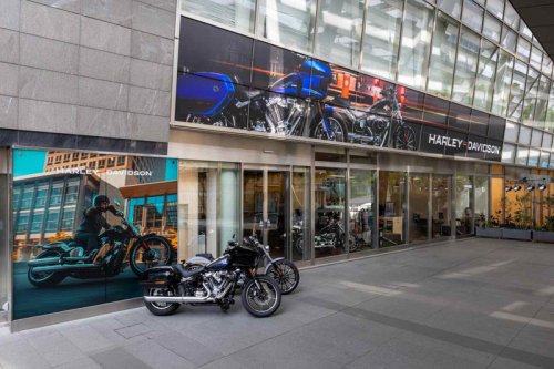 【2025年新型】ハーレーダビッドソンが「ブレイクアウト」「ローライダーST」を日本初公開！ サッカー元日本代表・内田篤人さんがバイク免許取得宣言、六本木にブランドカフェもオープン！