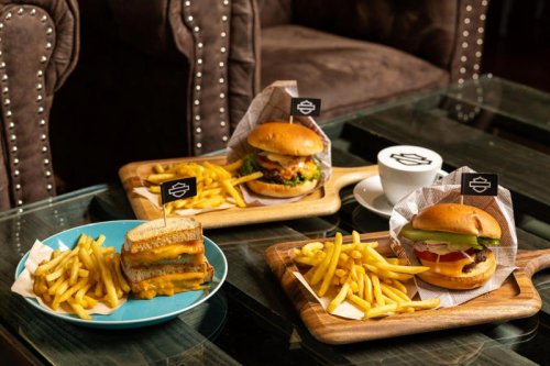 【2025年新型】ハーレーダビッドソンが「ブレイクアウト」「ローライダーST」を日本初公開！ サッカー元日本代表・内田篤人さんがバイク免許取得宣言、六本木にブランドカフェもオープン！