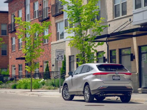 実用ファミリーカーが“別モノ”に… トヨタ新型「ヴェンザ」、ベンツ超え狙うクーペSUVとして2027年復活へ