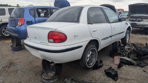 Gallery: 1997 Geo Metro LSi Sedan in Colorado Junkyard