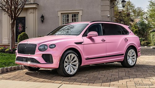 外装も内装も「どピンク」な超高級SUV、ベントレー特注部門のスゴ技とは