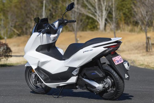 〈これは文句なし〉人気の原二スクーター・ホンダ「PCX」（2025年）の走りはカタログスペック以上のゆとり＆流麗なデザインも魅力のひとつ