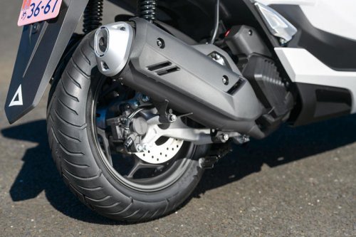 〈これは文句なし〉人気の原二スクーター・ホンダ「PCX」（2025年）の走りはカタログスペック以上のゆとり＆流麗なデザインも魅力のひとつ