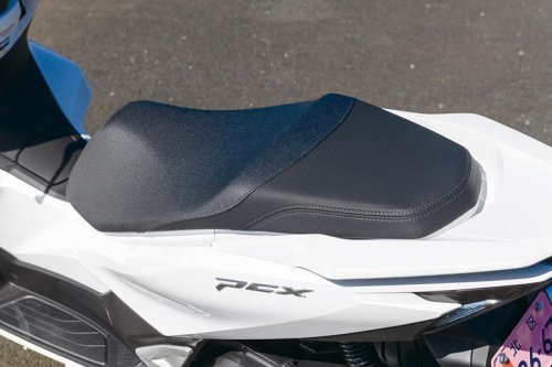 〈これは文句なし〉人気の原二スクーター・ホンダ「PCX」（2025年）の走りはカタログスペック以上のゆとり＆流麗なデザインも魅力のひとつ