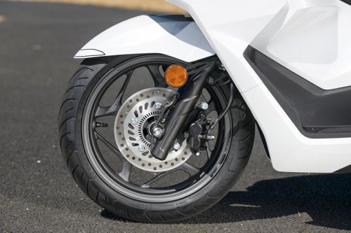 〈これは文句なし〉人気の原二スクーター・ホンダ「PCX」（2025年）の走りはカタログスペック以上のゆとり＆流麗なデザインも魅力のひとつ