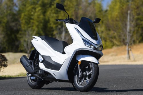 〈これは文句なし〉人気の原二スクーター・ホンダ「PCX」（2025年）の走りはカタログスペック以上のゆとり＆流麗なデザインも魅力のひとつ
