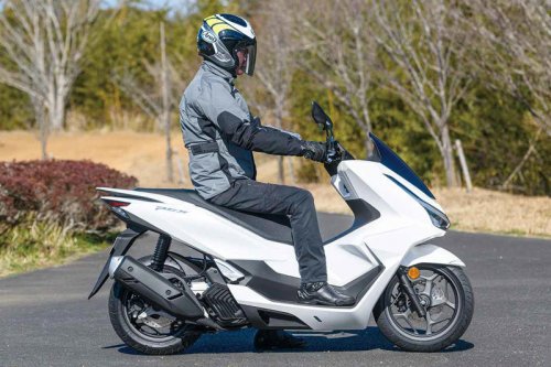 〈これは文句なし〉人気の原二スクーター・ホンダ「PCX」（2025年）の走りはカタログスペック以上のゆとり＆流麗なデザインも魅力のひとつ