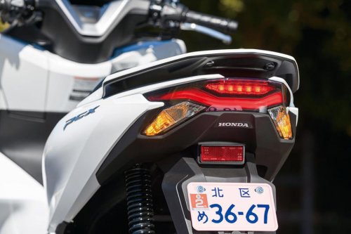 〈これは文句なし〉人気の原二スクーター・ホンダ「PCX」（2025年）の走りはカタログスペック以上のゆとり＆流麗なデザインも魅力のひとつ