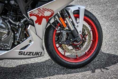 スズキ『GSX-8R』ってどんなバイク？ 燃費や足つき性、スペックの他、おすすめポイントや装備を解説します！【スズキのバイク！の新車図鑑▶大型バイク編／SUZUKI GSX-8R（2025）】