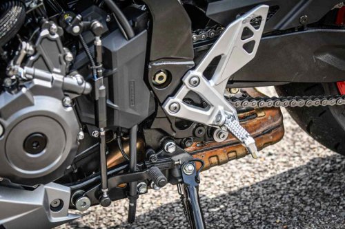 スズキ『GSX-8R』ってどんなバイク？ 燃費や足つき性、スペックの他、おすすめポイントや装備を解説します！【スズキのバイク！の新車図鑑▶大型バイク編／SUZUKI GSX-8R（2025）】