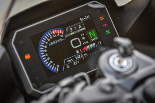 スズキ『GSX-8R』ってどんなバイク？ 燃費や足つき性、スペックの他、おすすめポイントや装備を解説します！【スズキのバイク！の新車図鑑▶大型バイク編／SUZUKI GSX-8R（2025）】