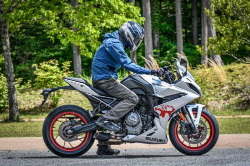 スズキ『GSX-8R』ってどんなバイク？ 燃費や足つき性、スペックの他、おすすめポイントや装備を解説します！【スズキのバイク！の新車図鑑▶大型バイク編／SUZUKI GSX-8R（2025）】