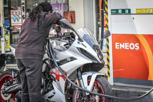 スズキ『GSX-8R』ってどんなバイク？ 燃費や足つき性、スペックの他、おすすめポイントや装備を解説します！【スズキのバイク！の新車図鑑▶大型バイク編／SUZUKI GSX-8R（2025）】