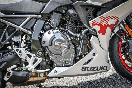 スズキ『GSX-8R』ってどんなバイク？ 燃費や足つき性、スペックの他、おすすめポイントや装備を解説します！【スズキのバイク！の新車図鑑▶大型バイク編／SUZUKI GSX-8R（2025）】